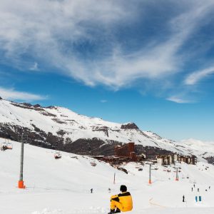 Centros de ski cerca de Santiago que puedes visitar si te hospedas en Hotel Diego de Velázquez (temporada 2025)