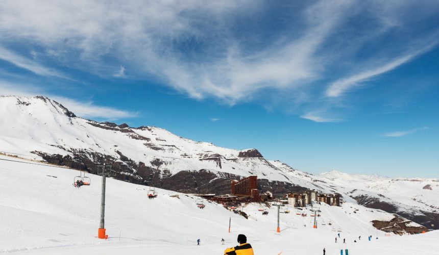 Centros de ski cerca de Santiago que puedes visitar si te hospedas en Hotel Diego de Velázquez (temporada 2025)