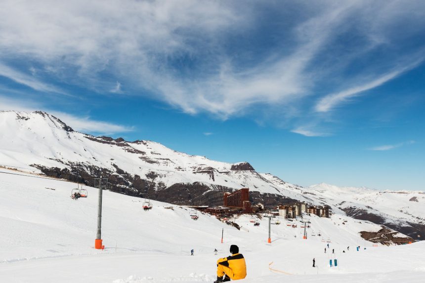 Centros de ski cerca de Santiago que puedes visitar si te hospedas en Hotel Diego de Velázquez (temporada 2025)